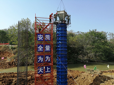 G530查橋至牛磯段一級(jí)公路建設(shè)工程 全線首根墩柱順利澆筑完成