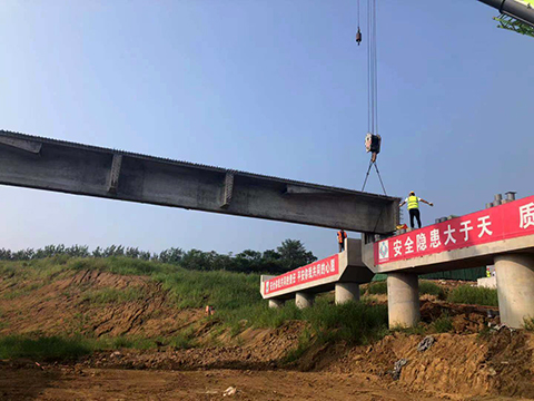 S366合六南通道03標(biāo)楊灣河大橋首片T梁成功架設(shè)