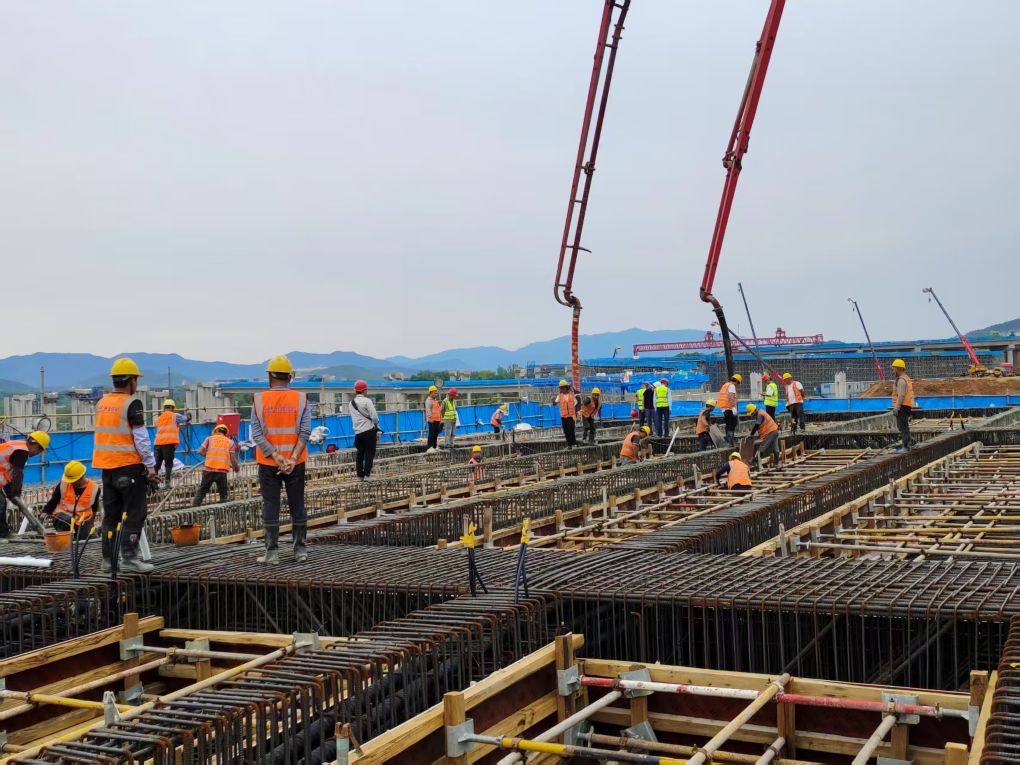 S22天天高速涼月二標(biāo)二工區(qū)AK2+450匝道橋第三聯(lián)首件現(xiàn)澆箱梁底腹板澆筑順利完成